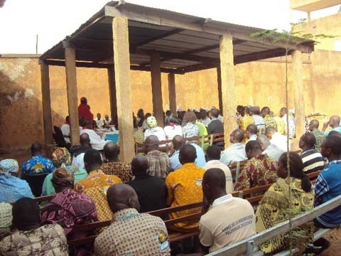 Fête de la nativité à Ouahigouya : Mgr Justin Kientéga partage la joie de Noël avec les détenus