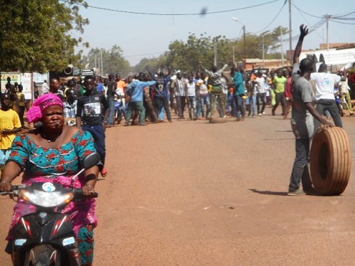 Crise de Gouvernance : Kadidjia Traoré, le maire de Gourcy  suspendu, des populations protestent dans la rue