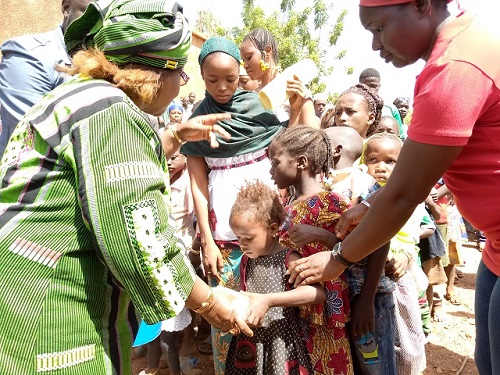 Centre hospitalier régional de Kaya : L’épouse de Kadré Désiré Ouédraogo soulage les enfants hospitalisés
